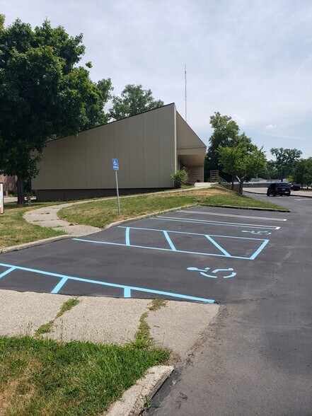 More Photos Of 24724 Lahser Rd, Southfield Office For Sale