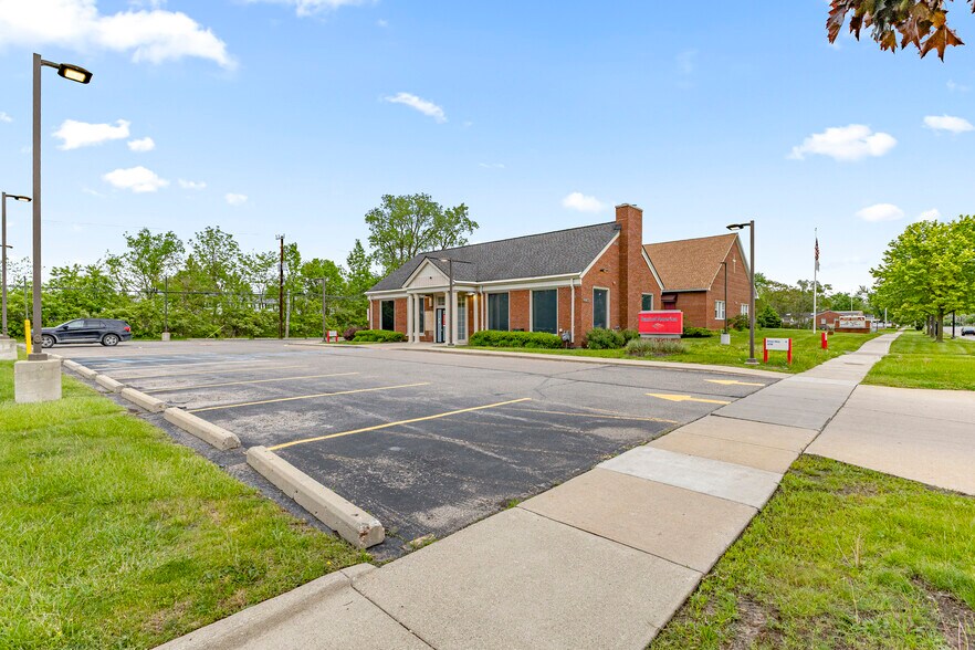 More Photos Of 23700 Goddard Rd, Taylor Bank For Lease