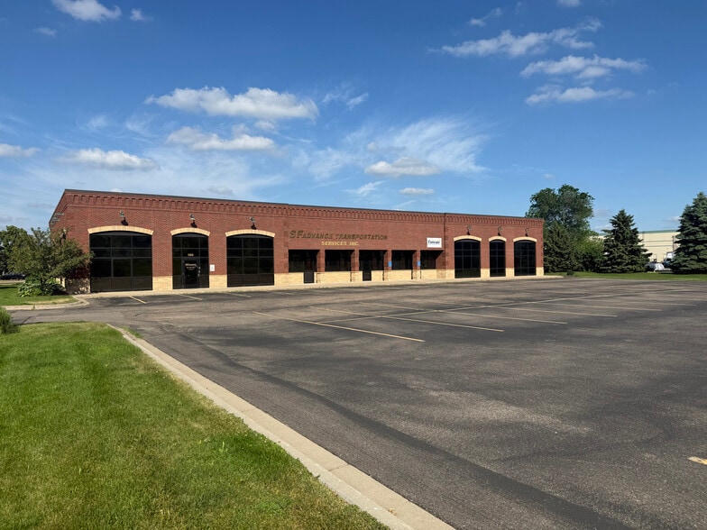 Primary Photo Of 100 Bridgepoint Way, South Saint Paul Showroom For Sale
