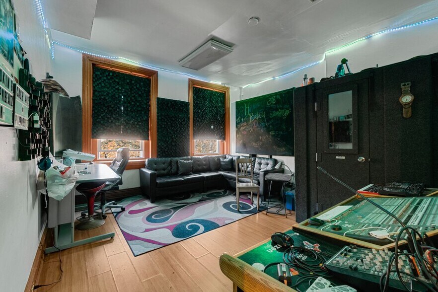 More Photos Of 2112 N Charles St, Baltimore Office For Sale