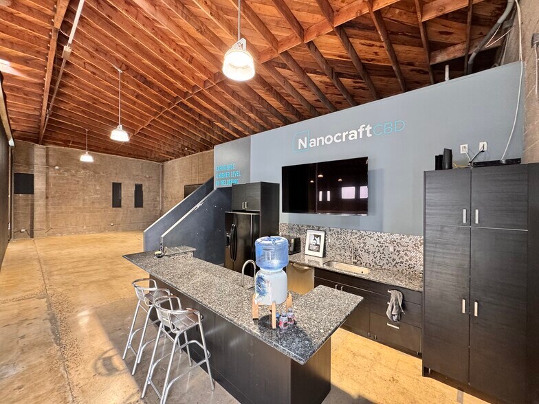 More Photos Of 1366 Hornblend St, San Diego Flex For Lease