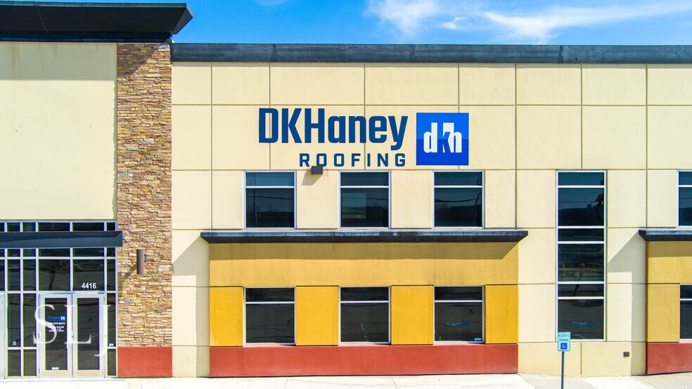 More Photos Of 4400-4420 N Interstate 35, San Antonio Showroom For Sale