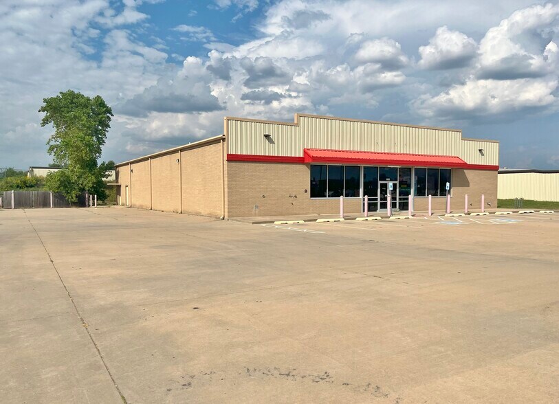 More Photos Of 7201 NW 23rd St, Bethany Freestanding For Lease