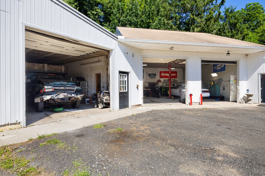 More Photos Of 233 Wilbraham St, Palmer Freestanding For Sale