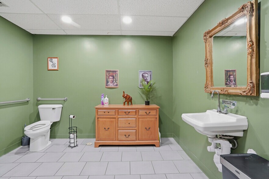 More Photos Of 3227 S Lakewood Ave, Tulsa Office For Sale