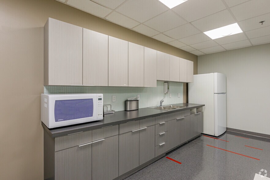 More Photos Of 11011 N Torrey Pines Rd, La Jolla Research And Development For Lease