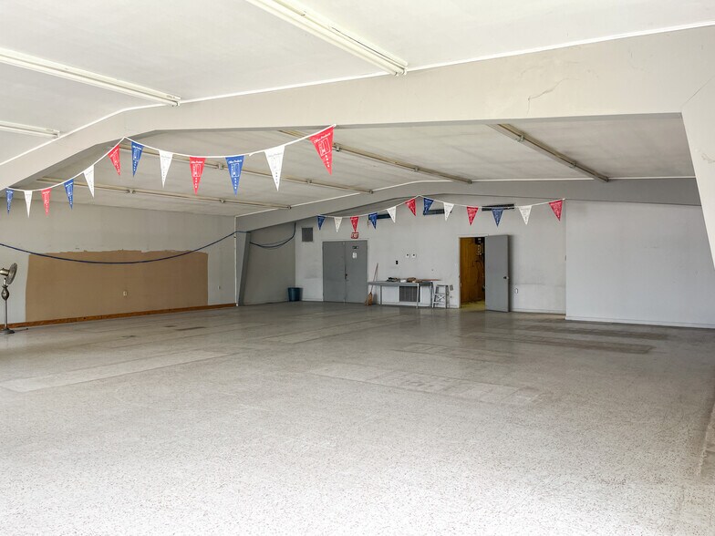 More Photos Of 729 W Saint Peter St, New Iberia Showroom For Sale