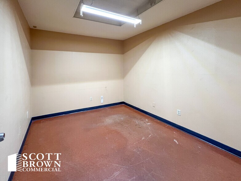 More Photos Of 10420 Plano Rd, Dallas Flex For Lease