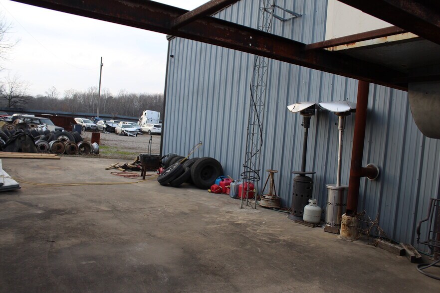 More Photos Of 1401 Black River Industrial Park Rd, Poplar Bluff Flex For Sale