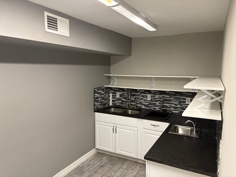 More Photos Of 2810 Hillcrest Dr, San Antonio Freestanding For Lease