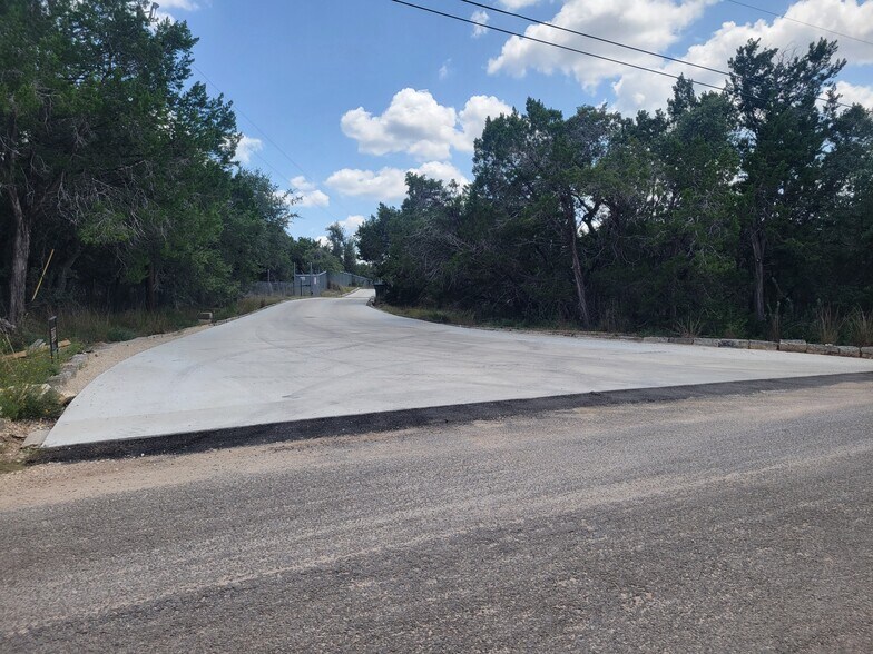 More Photos Of 604 Bonita Dr, Blanco Industrial For Lease