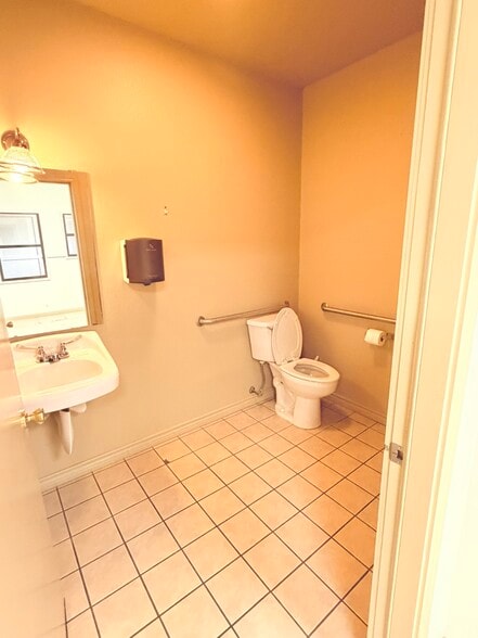 More Photos Of 14640 S FM 2790 W, Lytle Warehouse For Lease