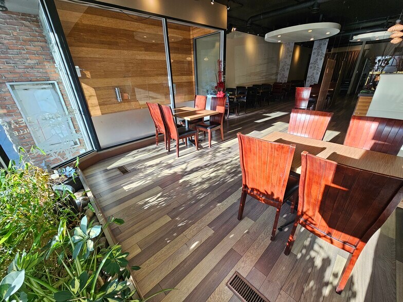 More Photos Of 3313 30 Av, Vernon Restaurant For Sale
