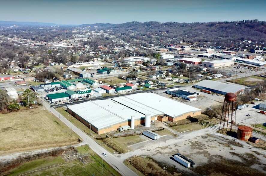 More Photos Of 418-420 W Lake Ave, Rossville Manufacturing For Lease