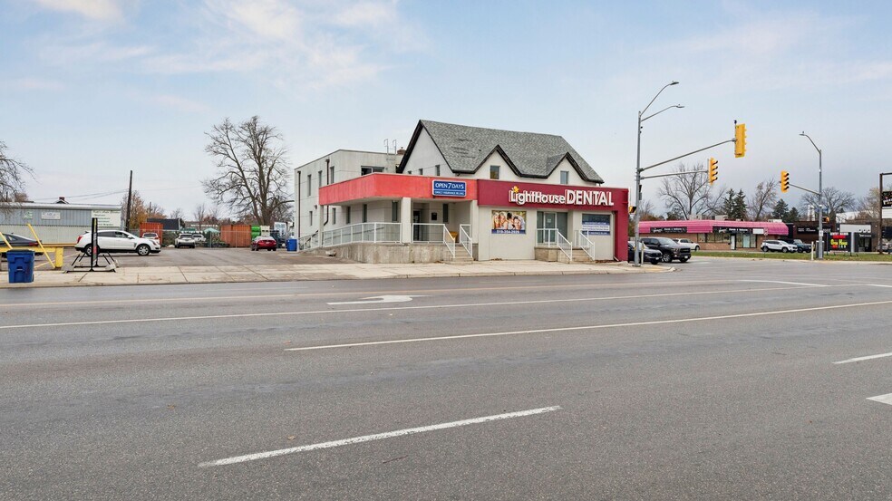 More Photos Of 185 Grand Av W, Chatham Medical For Sale