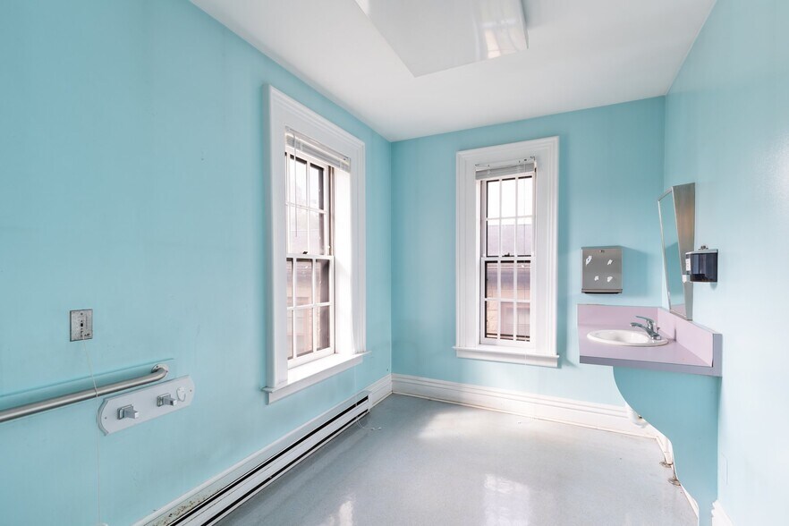 More Photos Of 1 Main St, Hartford Office Residential For Sale