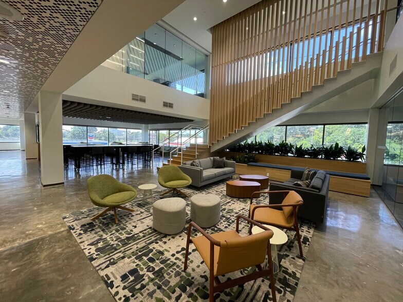 More Photos Of 2237 S Acadian Trwy, Baton Rouge Office For Lease
