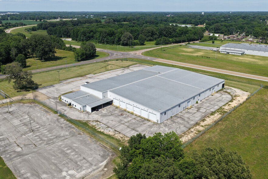 More Photos Of 7 American Woodmark Dr, Humboldt Distribution For Sale
