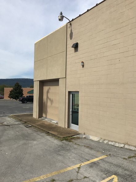 More Photos Of 2811 E 49th St, Chattanooga Showroom For Lease