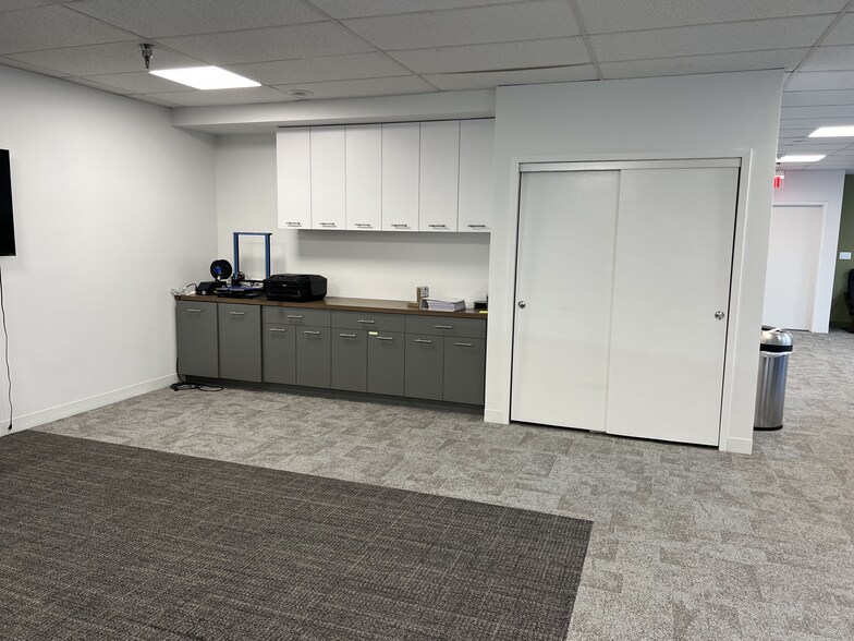 More Photos Of 251-255 Exchange Pl, Herndon Light Distribution For Lease