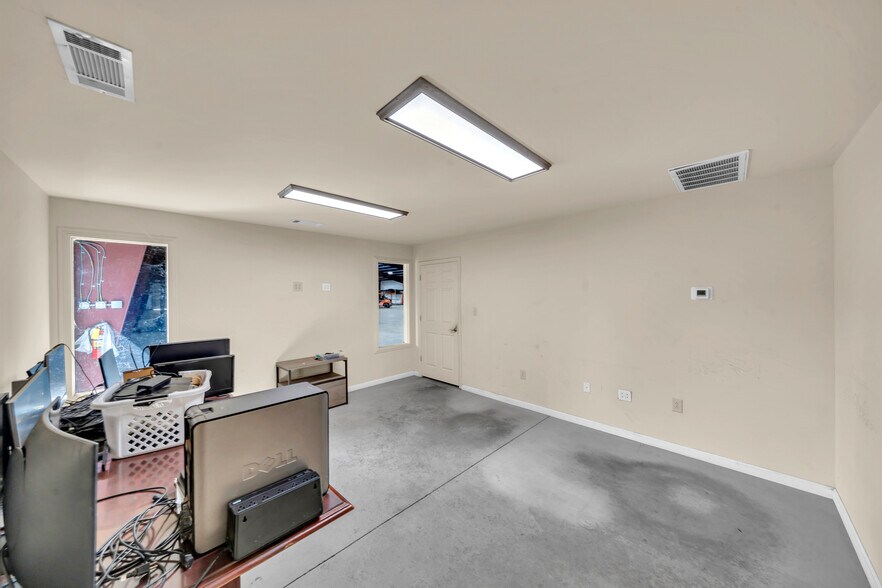 More Photos Of 368 Nike Rd, Jeffersonville Distribution For Sale