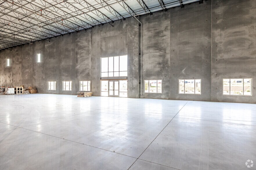 More Photos Of 7400 SE Convenience Blvd, Ankeny Warehouse For Lease