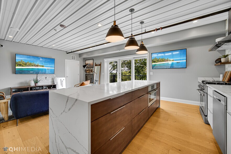 More Photos Of 2108-2260 Ferry Rd, Naperville Showroom For Sale