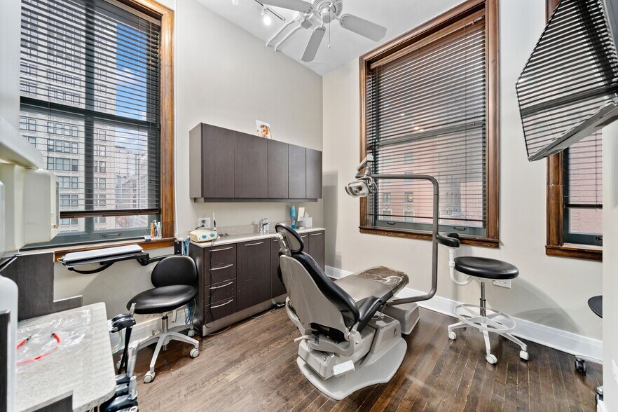 More Photos Of 120 S State St, Chicago Office For Sale