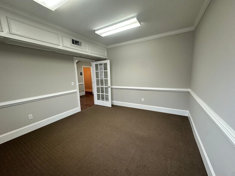 More Photos Of 327 Dahlonega St, Cumming Medical For Sale