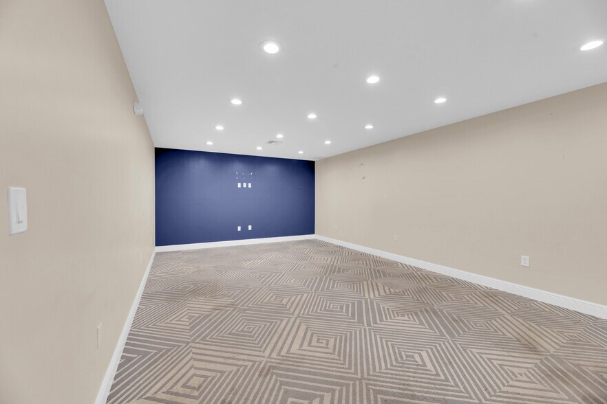 More Photos Of 224 NE 32nd Ct, Oakland Park Warehouse For Lease