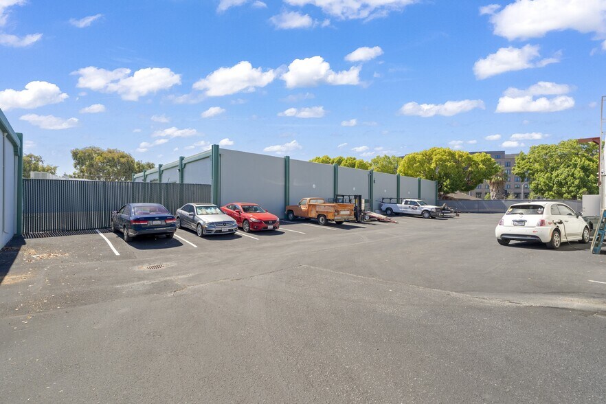 More Photos Of 290-302 Brokaw Rd, Santa Clara Warehouse For Lease