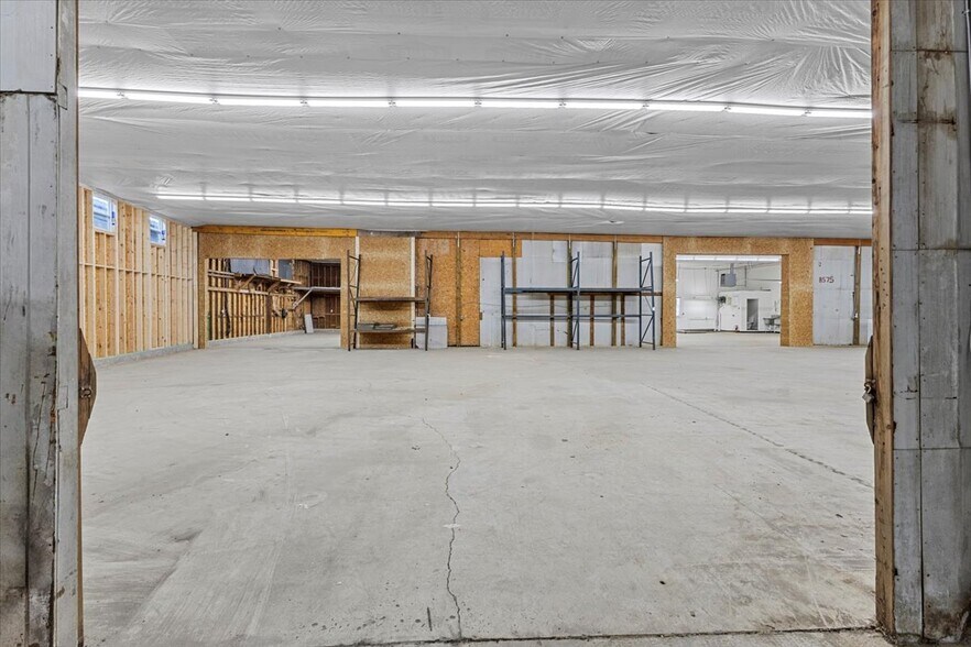 More Photos Of 3509 W Market St, Johnson City Warehouse For Lease