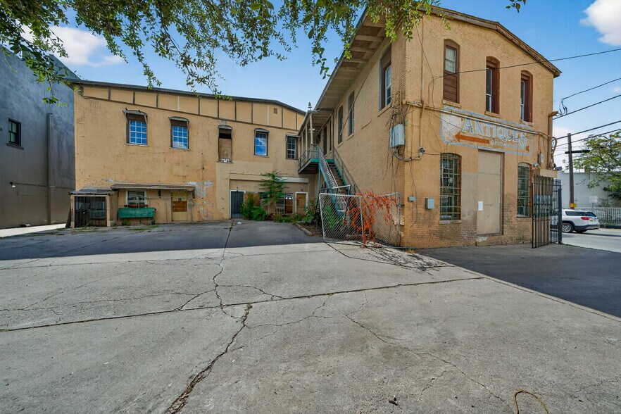 More Photos Of 1425 S Flores St, San Antonio General Retail For Sale