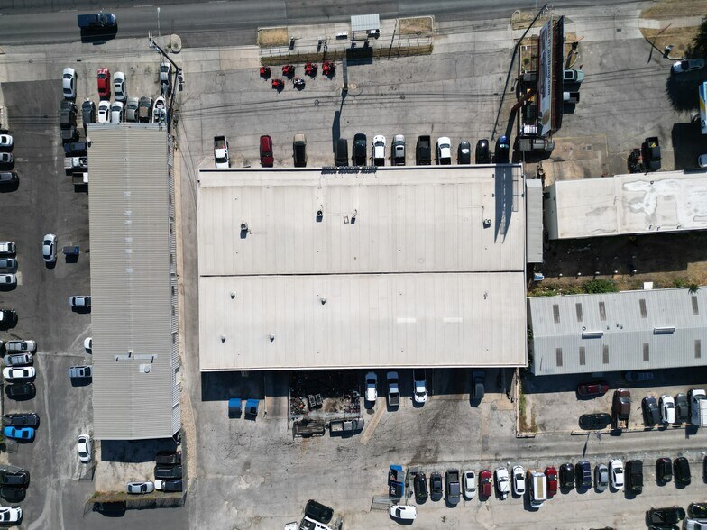 More Photos Of 11104 N Lamar Blvd, Austin Showroom For Lease