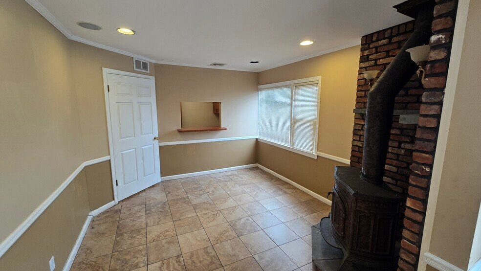 More Photos Of 724 E Park Ave, Long Beach Office For Lease