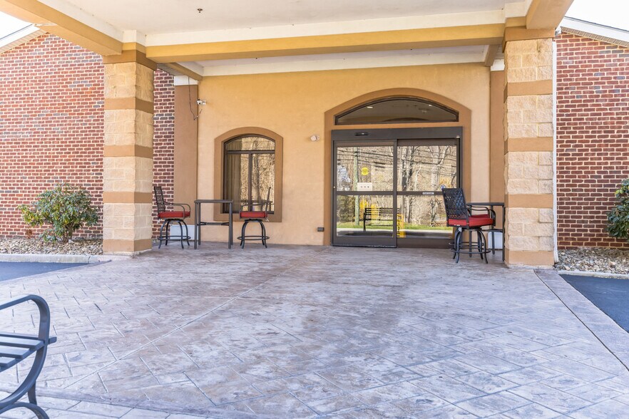 More Photos Of 5558 Lee Hwy, Atkins Hotel For Sale