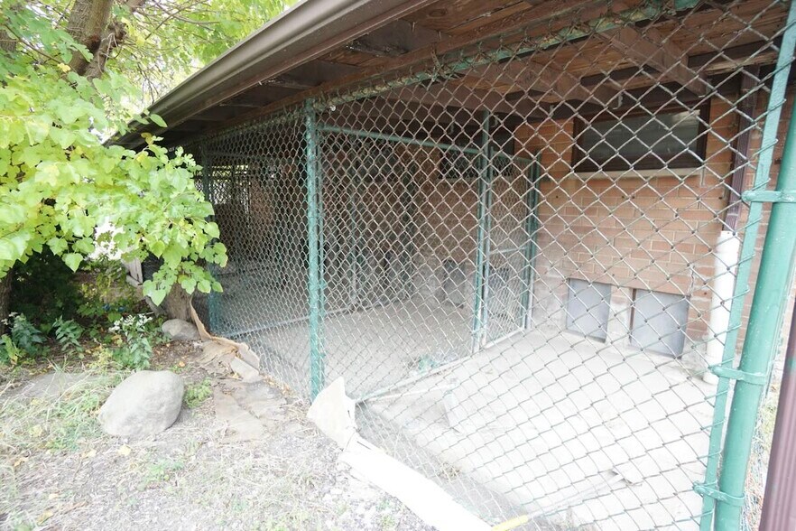 More Photos Of 25580 Lakeland Blvd, Euclid Veterinarian Kennel For Sale