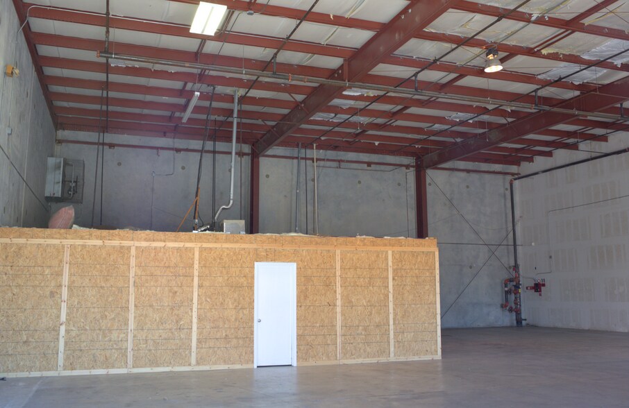 More Photos Of 2004 Lamar Dr, Round Rock Warehouse For Lease