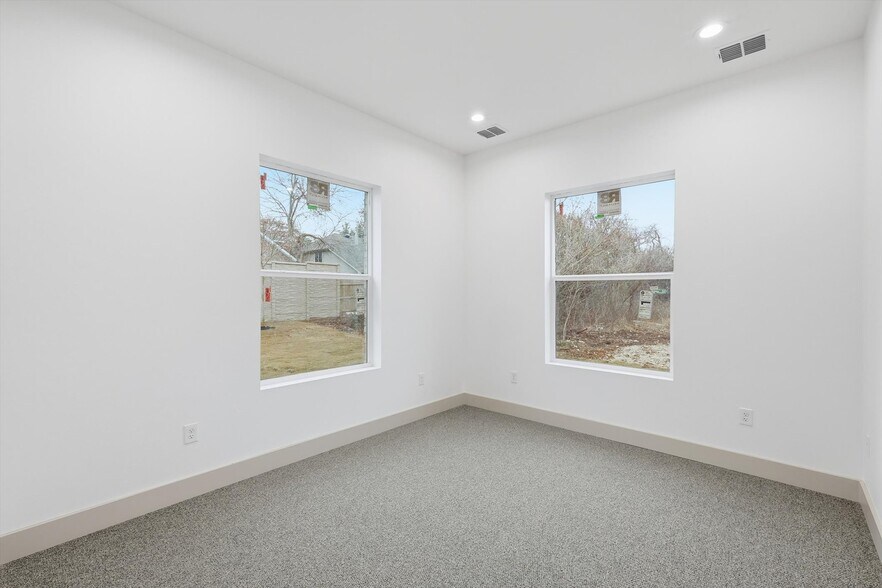More Photos Of 203 E Debbie Ln, Mansfield Loft Creative Space For Lease