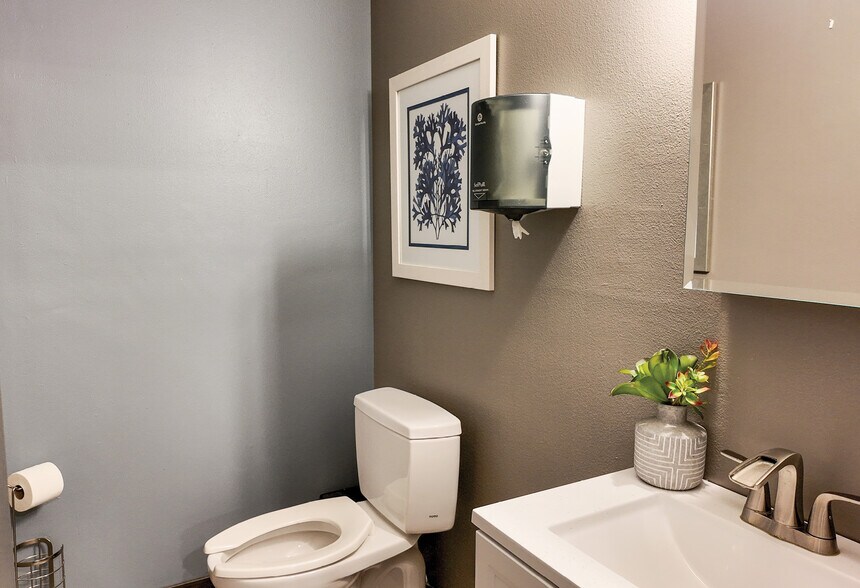 More Photos Of 1711 E 10th St, Sioux Falls Office For Sale