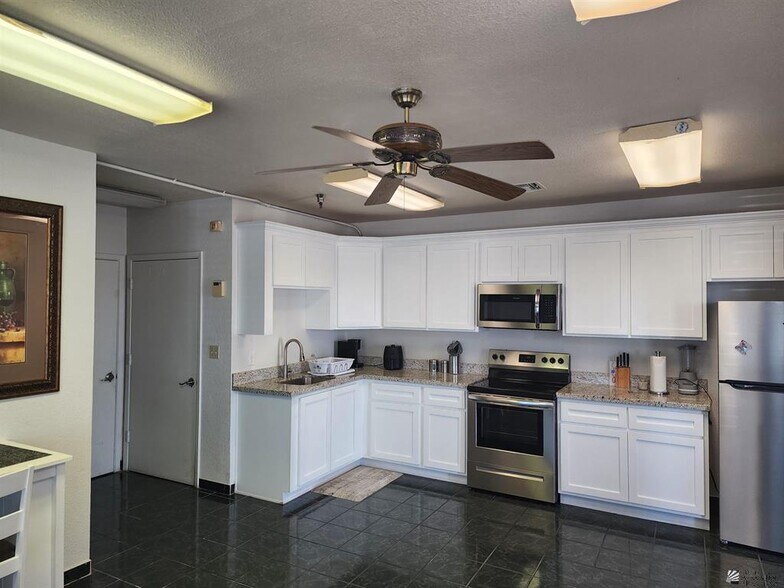 More Photos Of 877 W 8th St, Yuma Auto Dealership For Sale