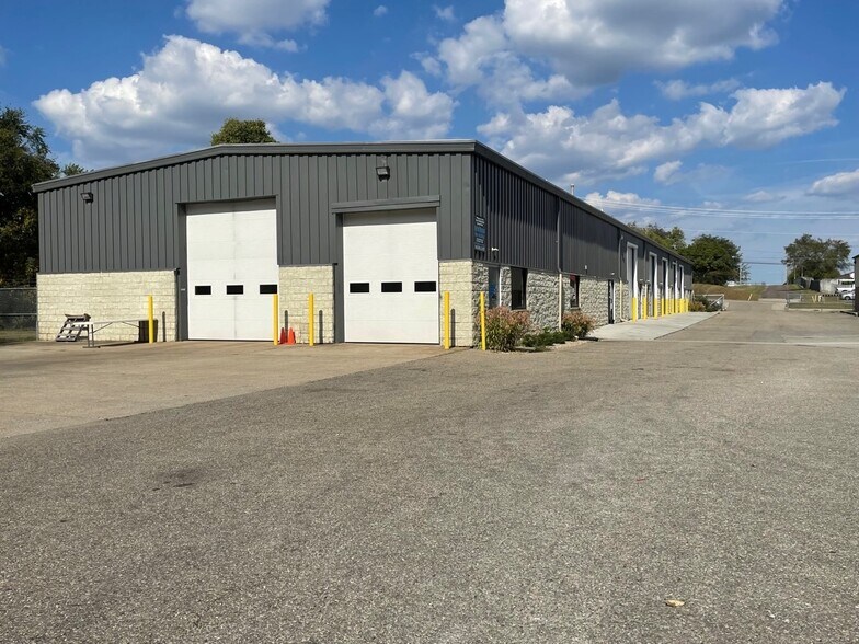 More Photos Of 399 S 22nd St, Heath Flex For Lease