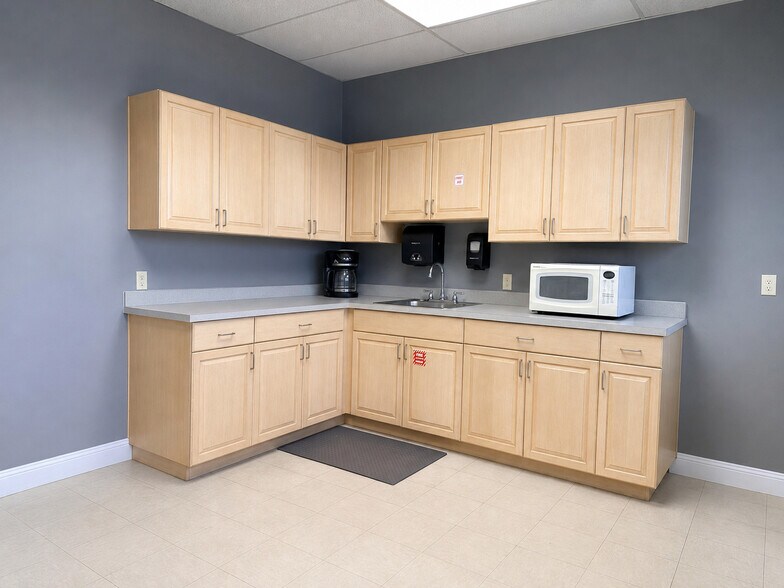 More Photos Of 7076 Davis Creek Rd, Jacksonville Warehouse For Lease