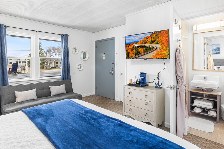 More Photos Of 488 South St, Green Lake Hotel For Sale