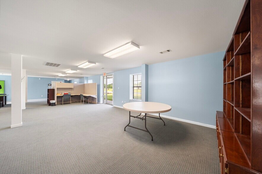 More Photos Of 421 Jones Rd, Highlands Warehouse For Lease