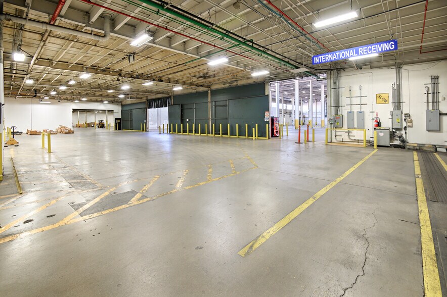 More Photos Of 2925-2931 California St, Torrance Manufacturing For Lease