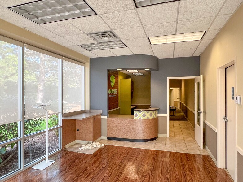More Photos Of 181-185 N Barrington Rd, Schaumburg Storefront For Sale