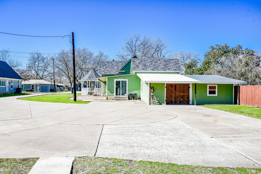 More Photos Of 512 N Travis St, Granbury Hospitality For Sale