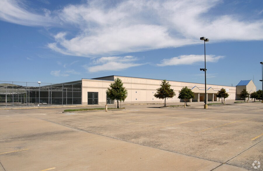 More Photos Of 14409 Park Hollow Dr, Houston Unknown For Lease