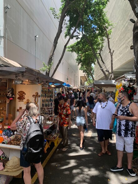 More Photos Of 5 Dukes Lane, Honolulu Storefront For Lease